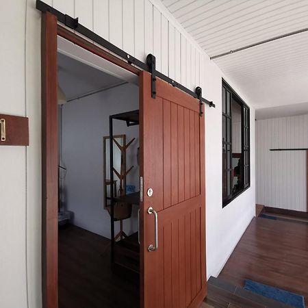 Хостел Liaw Base House Бангкок Экстерьер фото