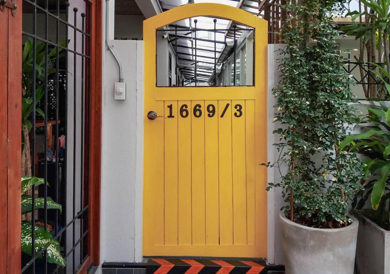 Хостел Liaw Base House Бангкок Экстерьер фото