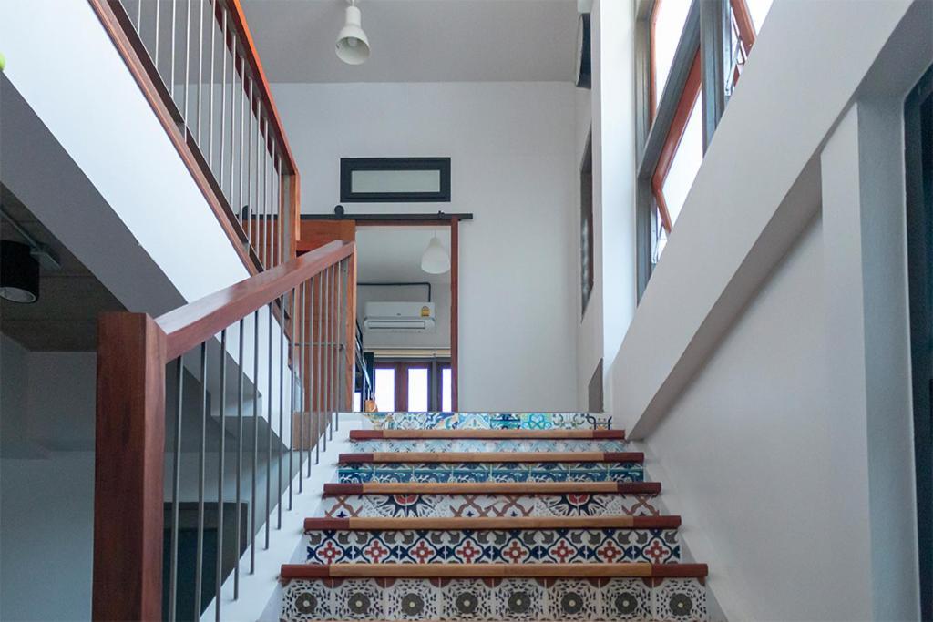 Хостел Liaw Base House Бангкок Экстерьер фото