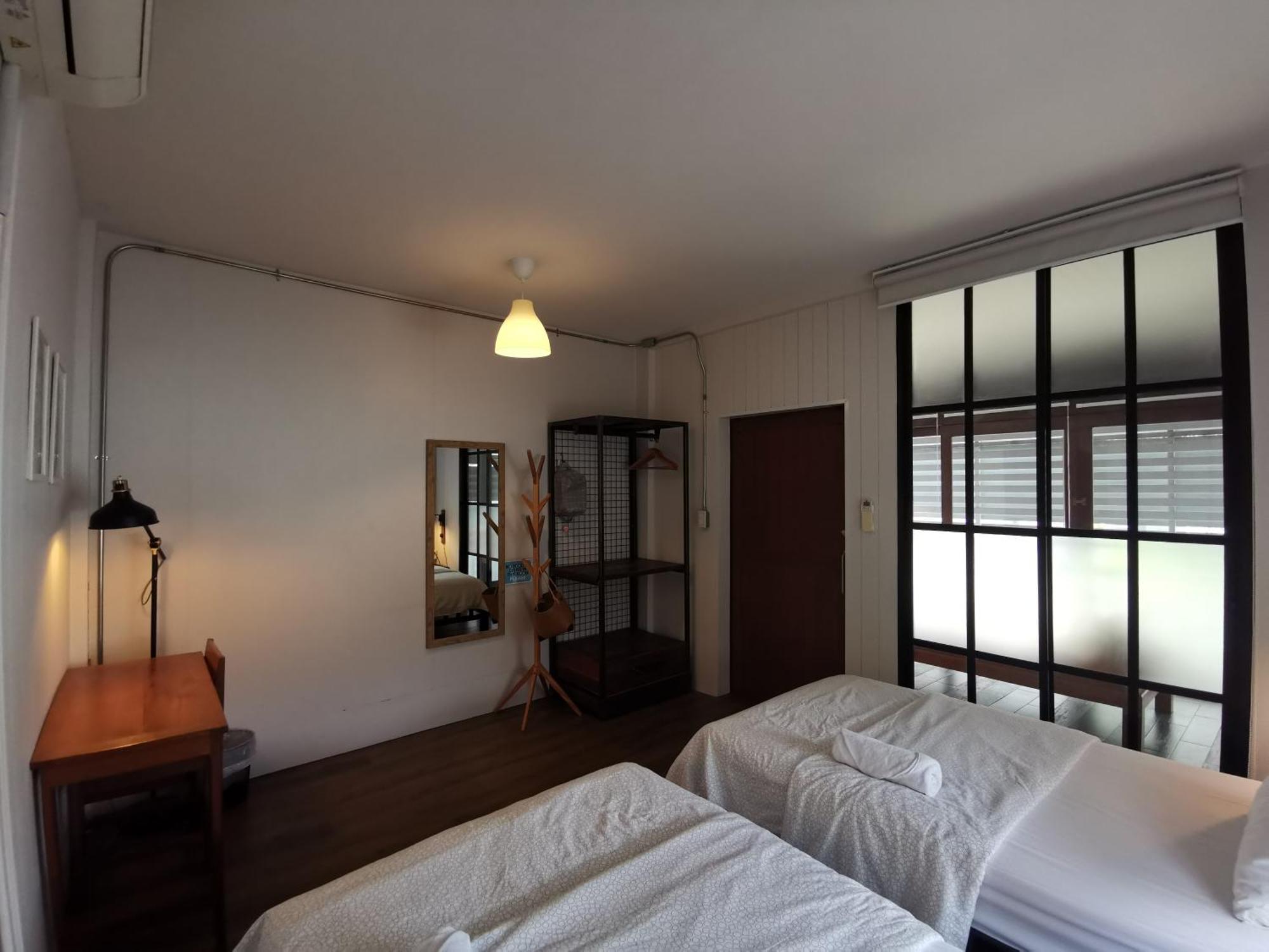 Хостел Liaw Base House Бангкок Экстерьер фото