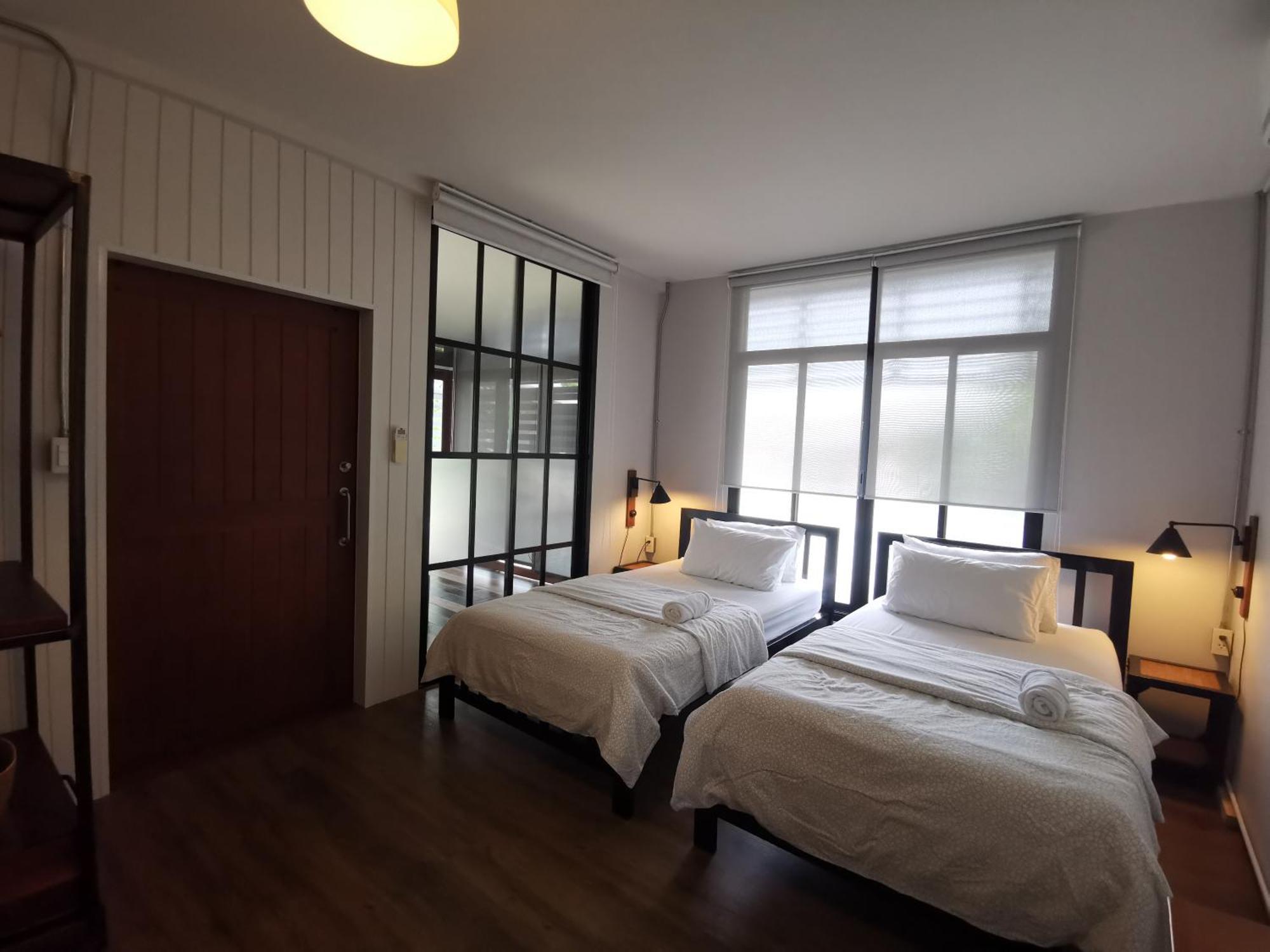 Хостел Liaw Base House Бангкок Экстерьер фото