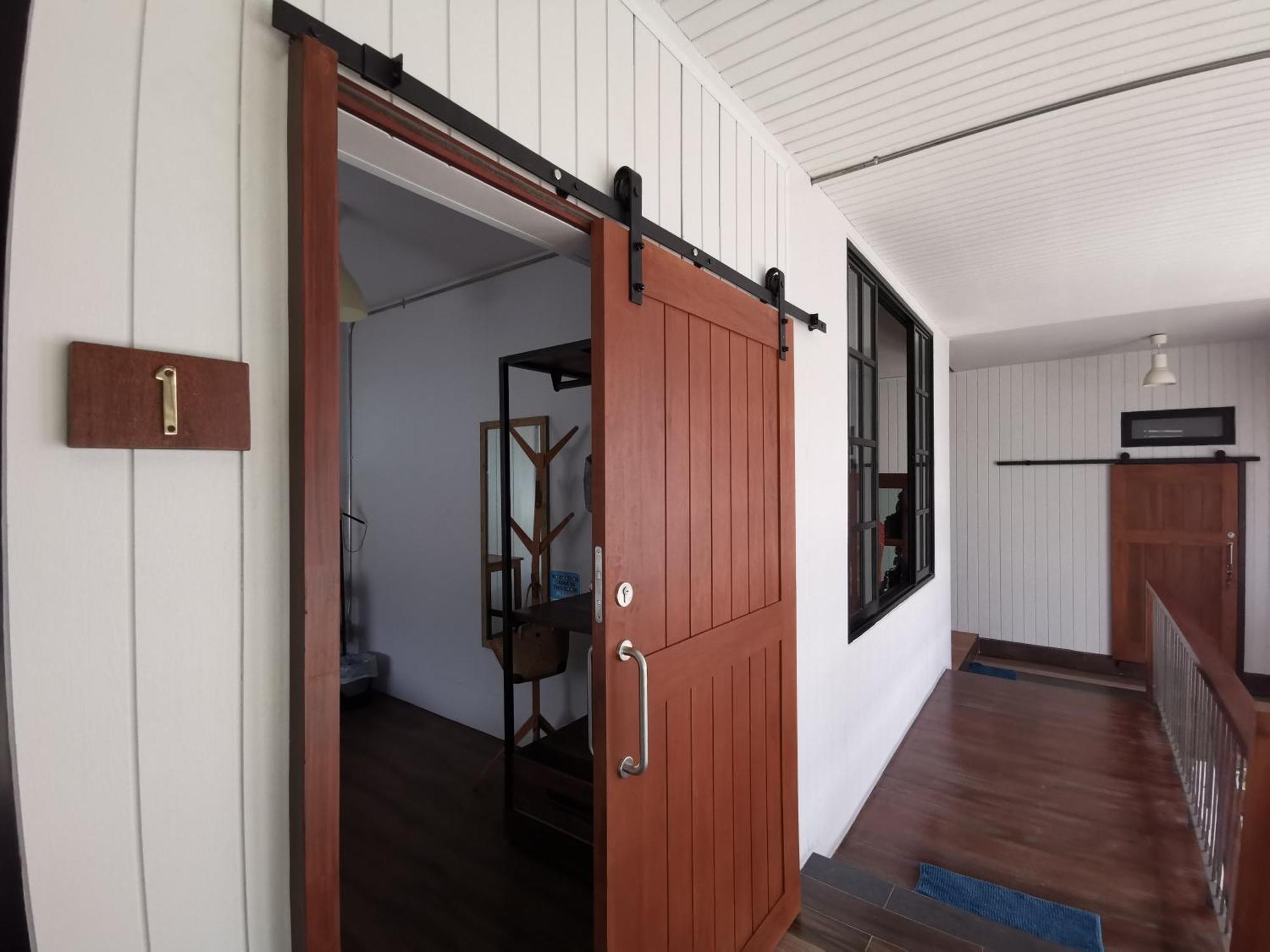 Хостел Liaw Base House Бангкок Экстерьер фото